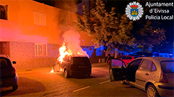 Incendiat un vehicle