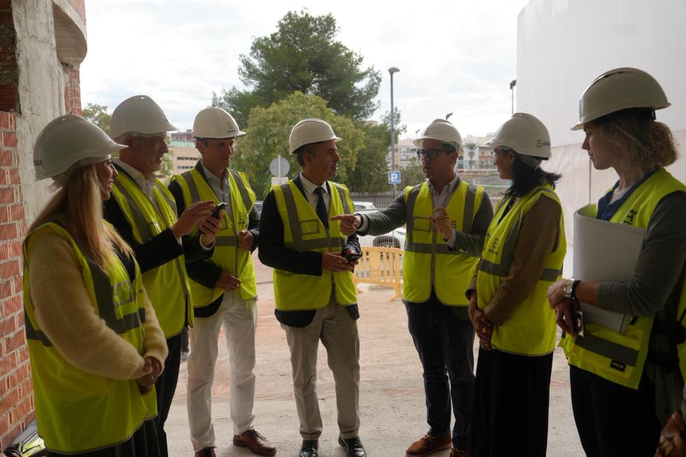 Imatge L’alcalde Rafael Triguero visita les obres de la futura escoleta Es...