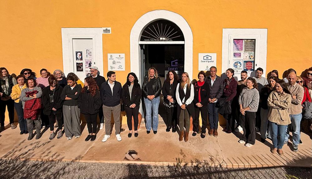 Imagen Minuto de silencio del Ayuntamiento de Eivissa y ‘Mesas Moradas’ en la...