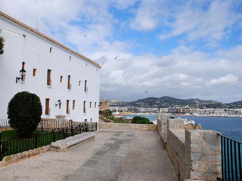 Imagen Ruta por Dalt Vila: el descenso hacia la Plaza de Vila