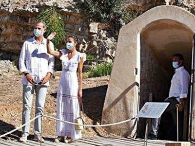 Imagen Los Reyes visitan la necrópolis púnica en su rápida visita a Ibiza