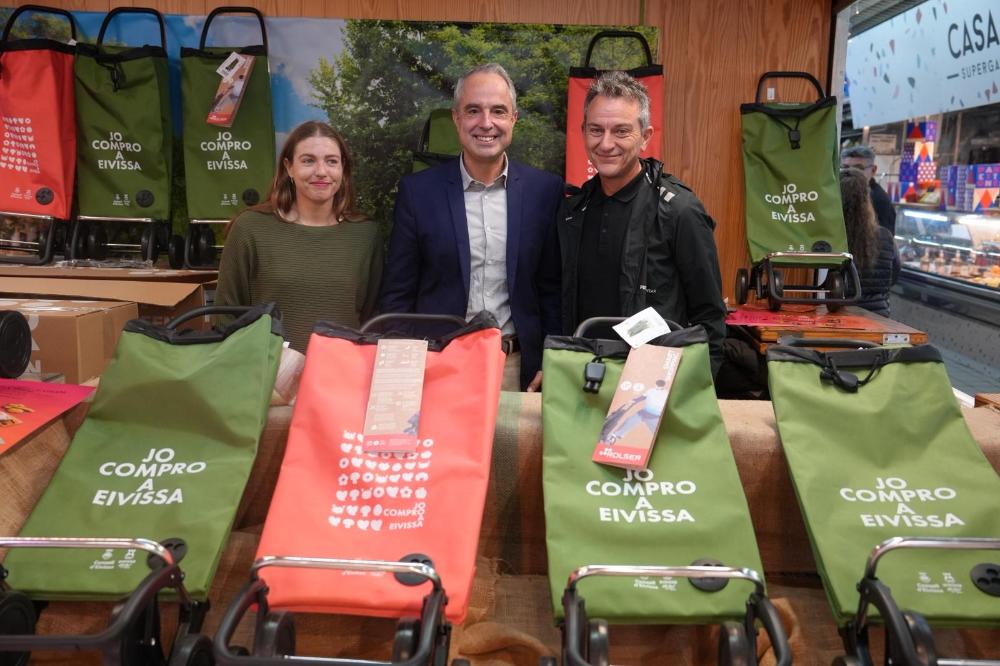 Imagen L'Ajuntament d'Eivissa lliura 50 carretons de compra als guanyadors del sorteig de Nadal