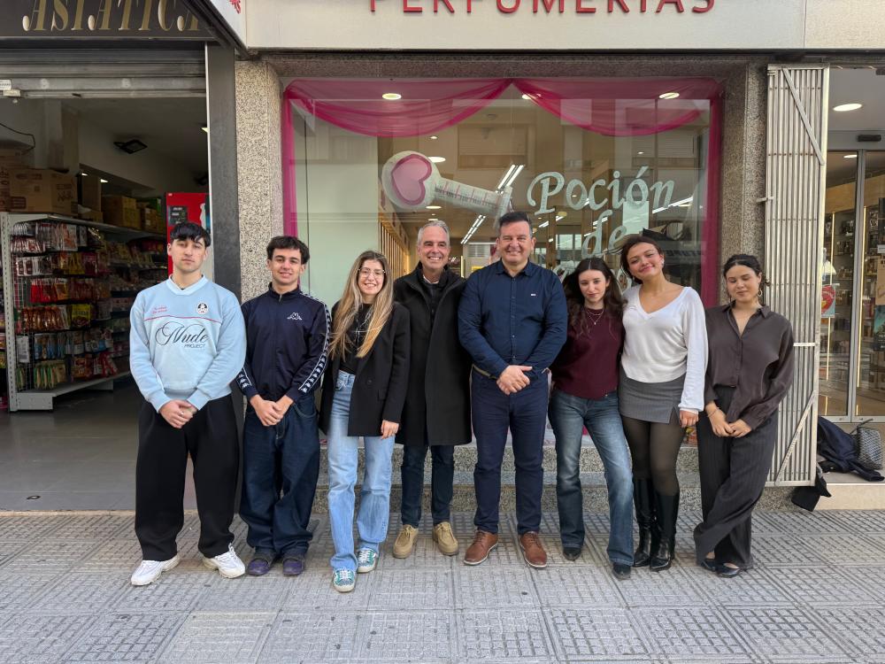 Imagen Visita dels aparadors del municipi d'Eivissa decorats per alumant...