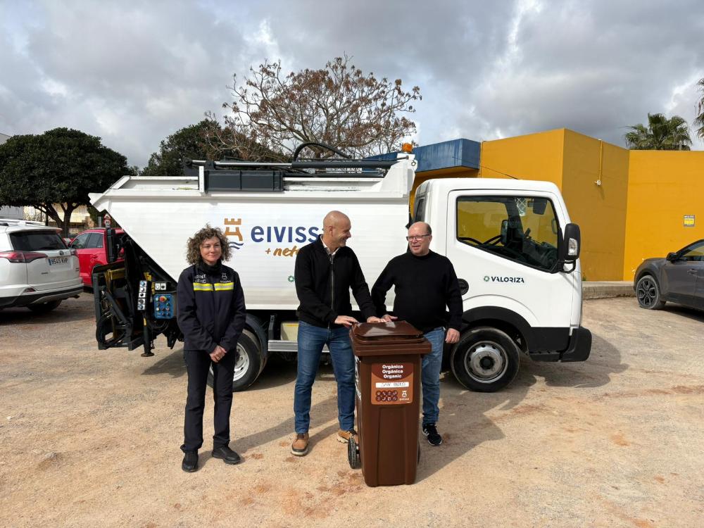 Imagen El Ayuntamiento de Eivissa impulsa el reciclaje de la fracción orgánica con nuevas rutas de recogida, la entrega de contenedores gratuitos a los establecimientos y la presentación de un nuevo camión recolector
