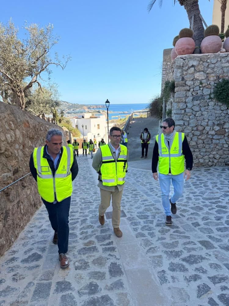 Imagen El Ayuntamiento de Eivissa reabre la calle Santa Maria tras finalizar su...