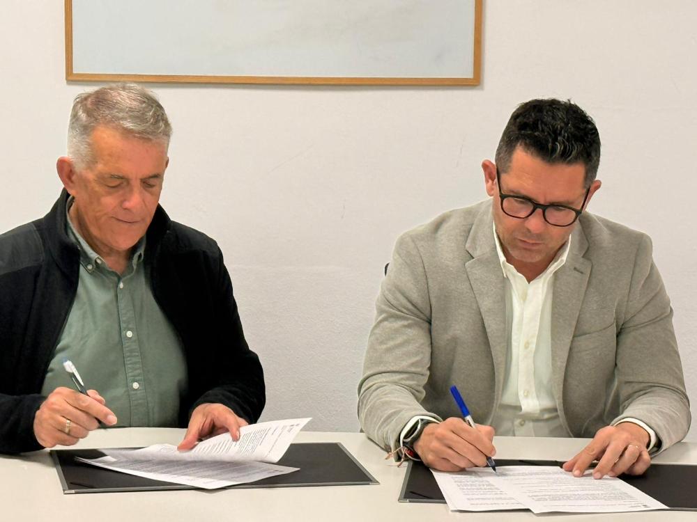 Imatge L’alcalde d'Eivissa firma el conveni, dotat amb 30.000€, amb la...
