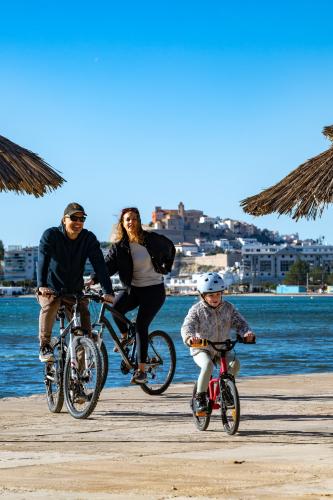 Imagen Pasa el día en familia en la bahía de Talamanca