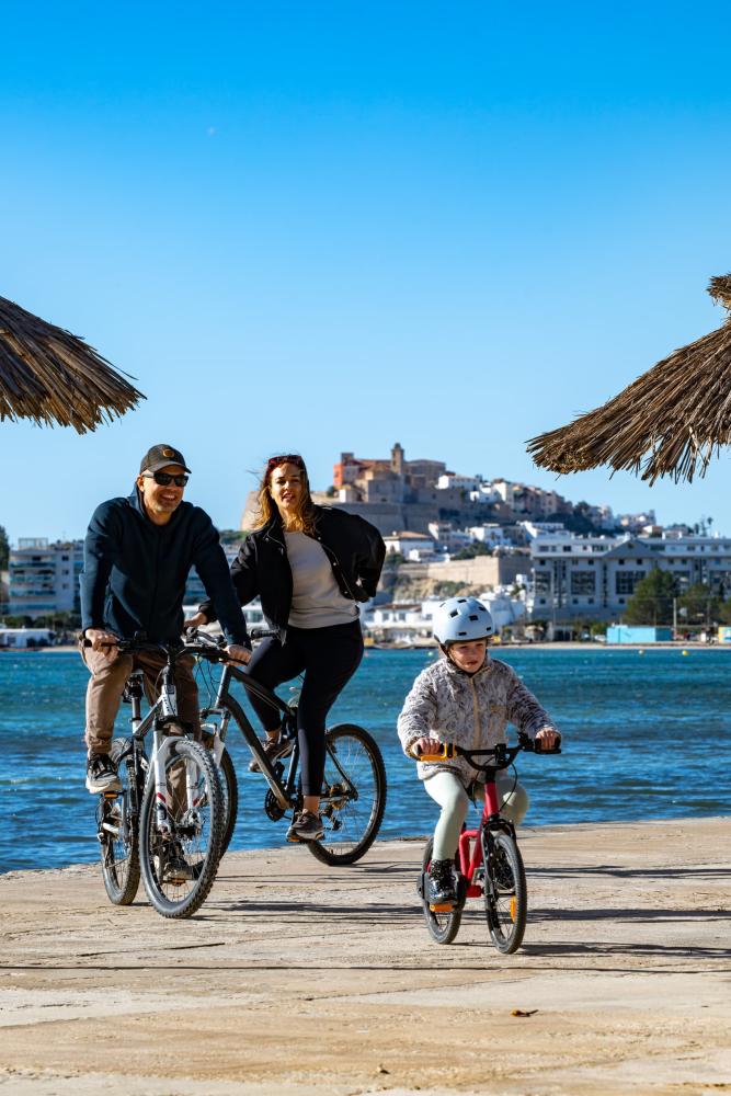 Imagen Pasa el día en familia en la bahía de Talamanca
