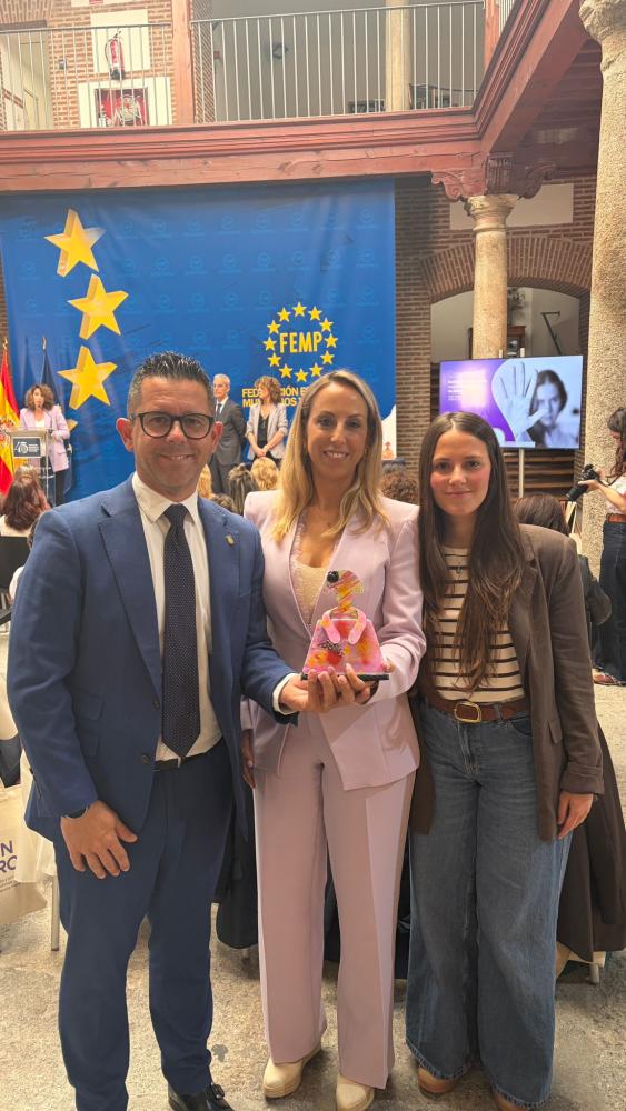 Imatge L’Ajuntament d’Eivissa ha recollit avui a Madrid el premi de la FEMP que...