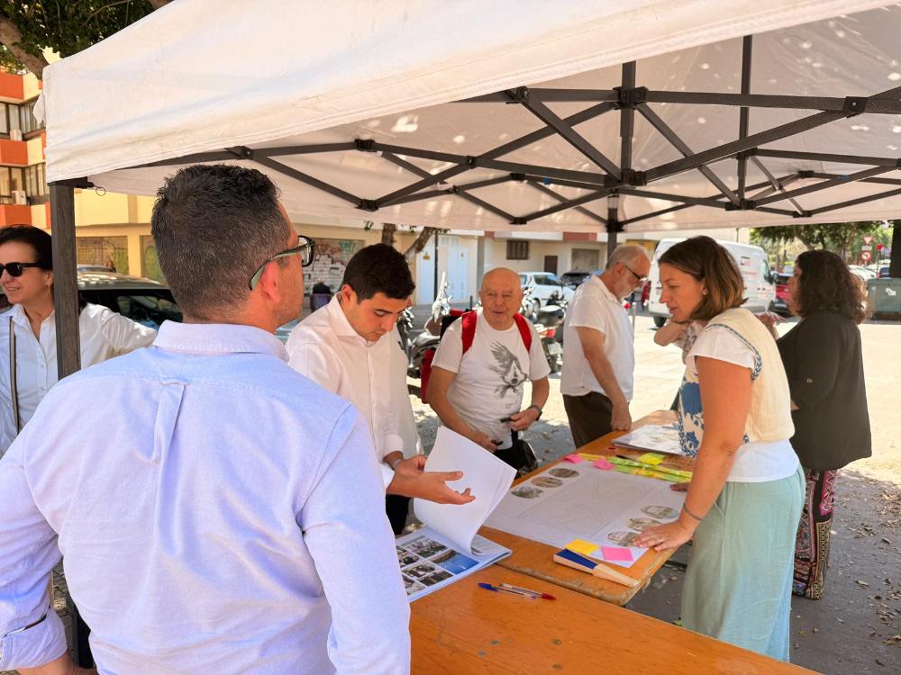 Imagen Carpa informativa para dar a conocer el anteproyecto de la plaça de Sa...