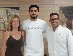 L'alcalde d'Eivissa rep institucionalment el futbolista eivissenc Leo Román després del seu debut amb la Selecció Espanyola absoluta Eivissa, dimarts 30 de juny de 2026