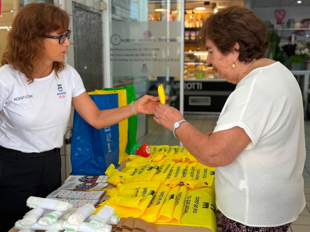 Imatge Dia Internacional Lliure de Bosses de Plàstic d’un Sol Ús al Mercat Nou