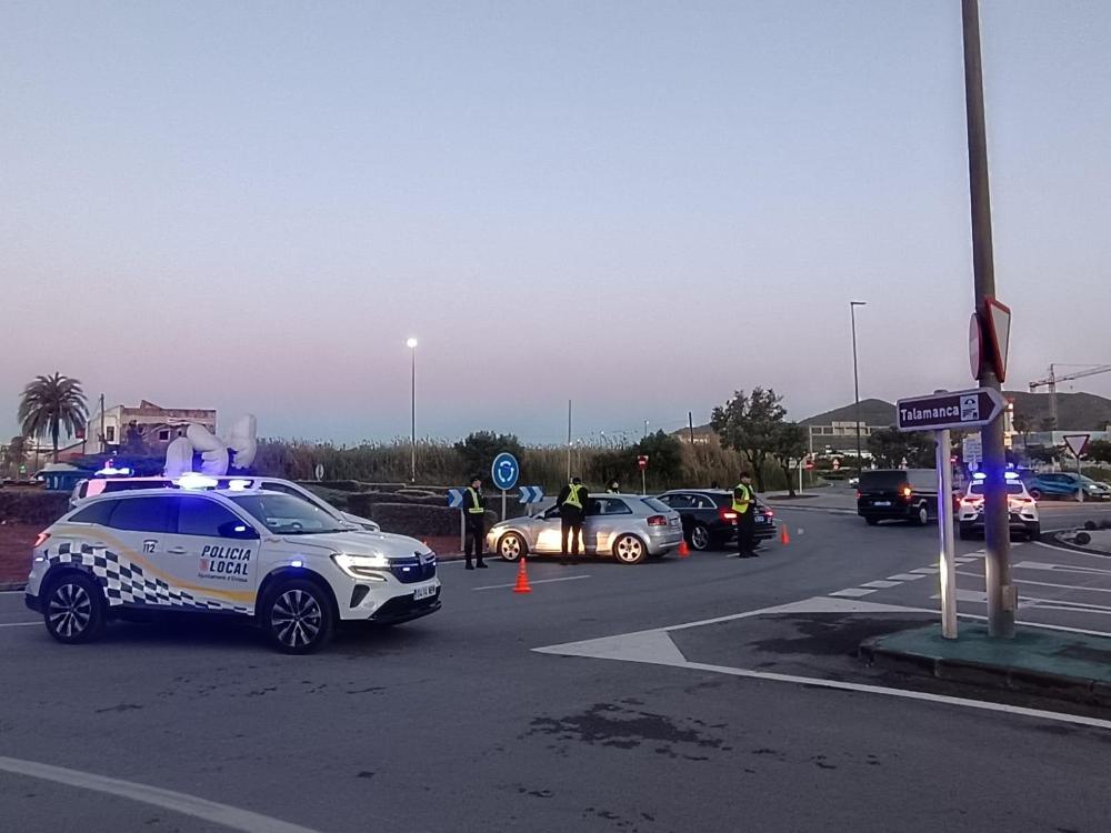 Imatge La Policia Local d’Eivissa immobilitza i denuncia dos taxis pirata que...