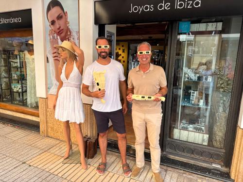 Reparto gafas eclipse Alex Minchotti 1