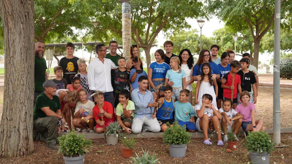 Imagen El alumnado de la Escuela de Verano de Cas Serres pone verde el parque...