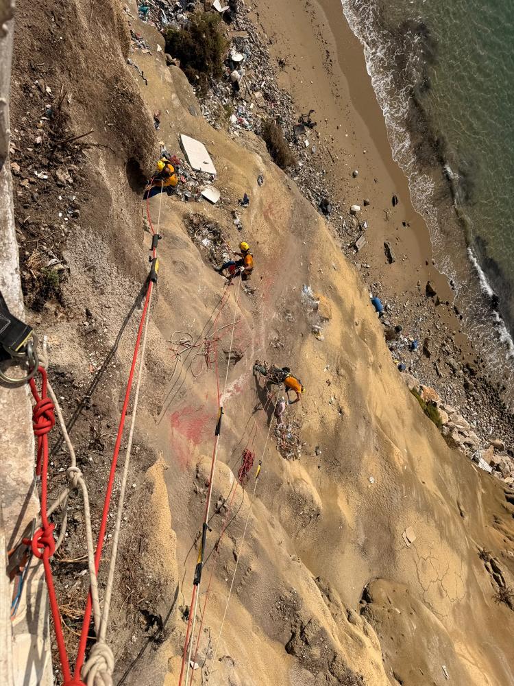 Imatge L’Ajuntament d’Eivissa inicia una actuació de neteja del penya-segat de...