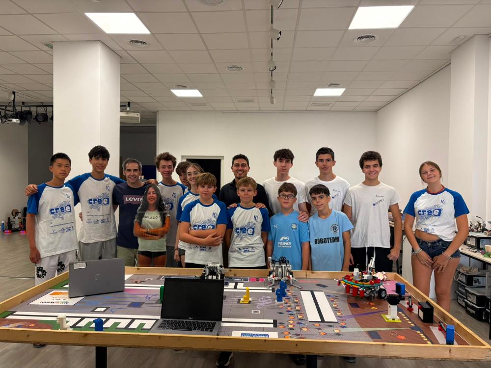 Imatge Visita al C19 per donar suport als joves del Club de Robòtica Educativa...