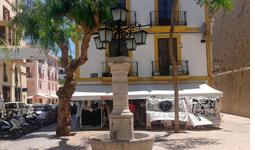 Imagen L'Ajuntament repara la font i el fanal de la plaça de sa Font