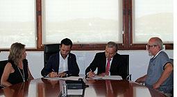 Imagen Signatura del conveni entre l'Ajuntament i Endesa per garantir el subministrament elèctric a les famílies amb menys recursos