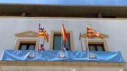 Imagen El balcó de l'Ajuntament d’Eivissa llueix des d'avui la bandera de la UD Ibiza