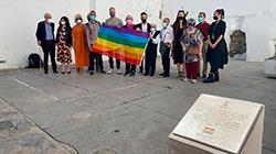 Imagen Instal·lat un monòlit contra l’oblit i per restituir la memòria de les persones LGTBI represaliades pel franquisme