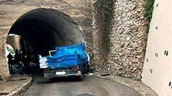 Imagen Un camión sufre un accidente tras resbalar por la lluvia e impactar contra el tunel de acceso a Dalt Vila