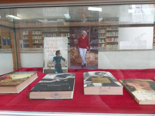 VITRINA 2 ESCRIPTORA DEL MES DE MAIG. NÚRIA PRADAS